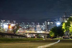 corea, provincia de chungcheong del sur, vista nocturna de cheonan foto