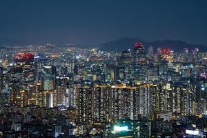 la vista nocturna de la ciudad foto