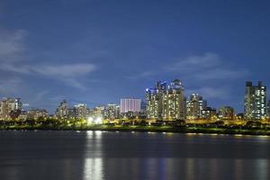 vista nocturna del río han en seúl foto