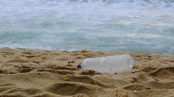mulher limpando plástico na praia. as pessoas limpam voluntariamente a natureza do plástico. conceito de poluição plástica e problemas ambientais video