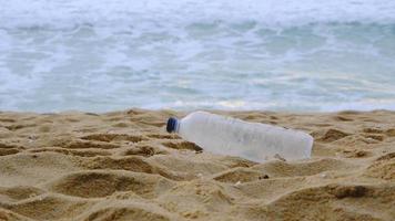 donna che pulisce la plastica sulla spiaggia. le persone puliscono volontariamente la natura dalla plastica. concetto di inquinamento da plastica e problemi ambientali video