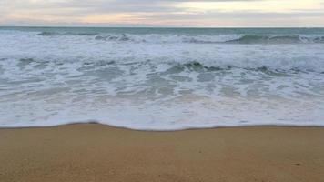 bellissime onde del mare e spiaggia di sabbia bianca nell'isola tropicale. bella vista dei tramonti sul mare. alba sulla spiaggia dell'oceano e nuvole di cielo colorate e drammatiche video