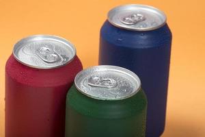 lata de refresco de aluminio de colores