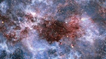 exploración espacial a través del espacio exterior hacia la galaxia de la vía láctea que brilla intensamente video