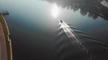sorvolare la barca sul fiume Wisla a Cracovia, in Polonia video