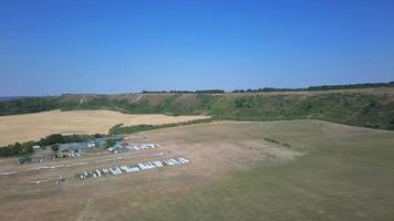 Segelflugzeugflughafen auf dem Feld, High-Winkel-Aufnahmen der Drohnenkamera, wunderschöne Landschaftsansicht aus der Luft von Dunstable Downs, England, Großbritannien video