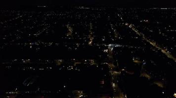 Nachtluftaufnahme der britischen Autobahnen mit beleuchteten Straßen und Verkehr. Aufnahmen von Autobahnen, die mit der Drohnenkamera über Milton Keynes und Autobahnen von England in dunkler Nacht aufgenommen wurden video