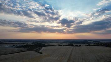 britse landbouw- en oogstvelden boerderijen bij zonsondergang. hoge hoek opnames gemaakt met drone's camera op een hete zomerdag in engeland video