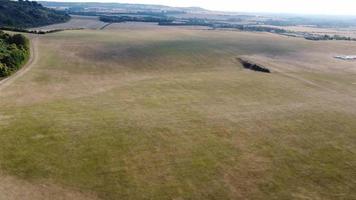 britische landwirtschafts- und erntefelder farmen bei sonnenuntergang. Hochwinkelaufnahmen, die an einem heißen Sommertag in England mit der Drohnenkamera aufgenommen wurden video