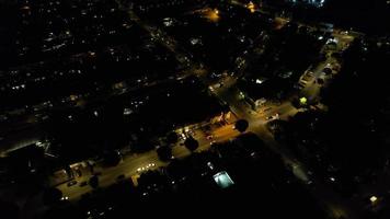 riprese aeree notturne della città di luton, in inghilterra, vista dall'alto video