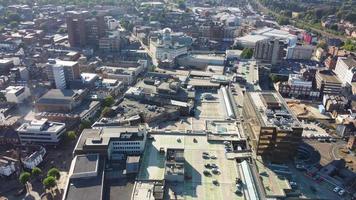 El centro de la ciudad de luton y los edificios locales luton inglaterra gran bretaña video