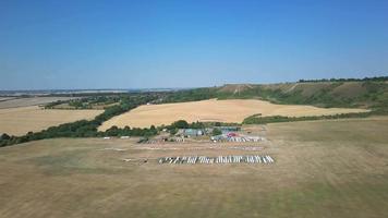 aeroporto di aliante nel campo, riprese ad alto angolo della telecamera del drone, bellissima vista aerea del paesaggio di Dunstable Downs Inghilterra Gran Bretagna video