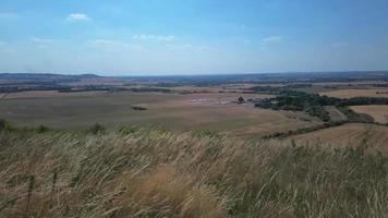 paisaje rural de inglaterra. imágenes de drones de alto ángulo de dunstable downs bedfordshire video