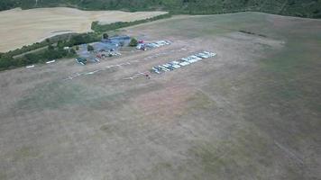 aeroporto di aliante nel campo, riprese ad alto angolo della telecamera del drone, bellissima vista aerea del paesaggio di Dunstable Downs Inghilterra Gran Bretagna video