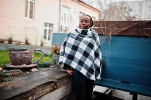 mujer africana en capa a cuadros posó al aire libre. foto