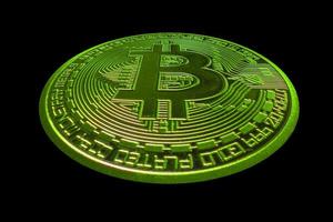 vista distorsionada de bitcoin único verde de la moneda criptográfica durante el aumento del mercado en la espalda negra foto