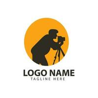 logotipo de estudio fotográfico, fotógrafo, cámara, tienda de cámaras, video. diseño vectorial de silueta de fotógrafo masculino. vector