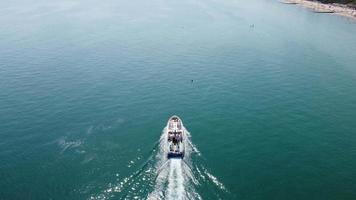 luchtfoto drone's beelden van snelle, race- en sportboten in de oceaan van Bournemouth Beach van Engeland Groot-Brittannië video