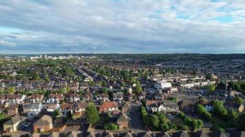 Luftaufnahme der Wohnsiedlung von Luton City of England UK an einem heißen sonnigen Tag video