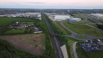 trem rápido movendo-se em trilhos na hora do pôr do sol perto da cidade de luton da inglaterra, reino unido, hora do pôr do sol video