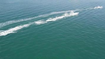 imagens de drones de visão aérea de barcos rápidos, de corrida e esportivos no oceano de bournemouth beach, na inglaterra, grã-bretanha video