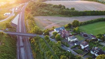 schnellzug auf schienen zur sonnenuntergangszeit in der nähe von luton town of england uk, sonnenuntergangszeit video