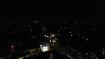 vuelo nocturno de drones sobre la ciudad de luton en inglaterra. era una boda asiática cuando disfrutaban de la fiesta y de los fuegos artificiales en vivo, una vista de ángulo alto con la cámara de un dron video