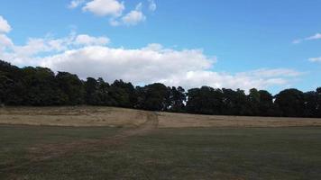 lage hoekbeelden van lokaal openbaar park in luton, engeland, uk video