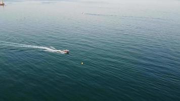 flygfoto drönares bilder av snabba, racing- och sportbåtar i havet i Bournemouth Beach of England, Storbritannien video