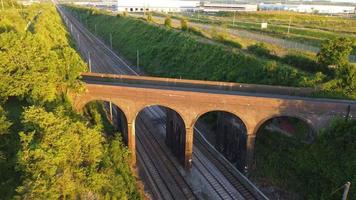 visão de câmera de drone de alto ângulo de trilhos ferroviários em luton inglaterra uk video