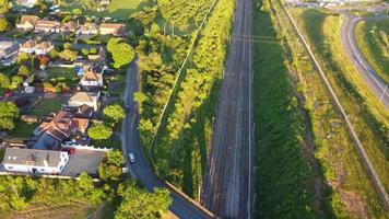 Vue de la caméra du drone à angle élevé sur les voies ferrées à Luton, Angleterre, Royaume-Uni video