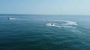 luchtfoto drone's beelden van snelle, race- en sportboten in de oceaan van Bournemouth Beach van Engeland Groot-Brittannië video