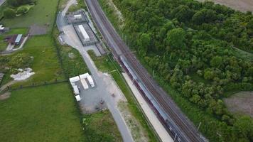 treno veloce che si muove su binari all'ora del tramonto vicino a luton città dell'inghilterra regno unito, ora del tramonto video