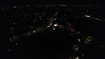 vuelo nocturno de drones sobre la ciudad de luton en inglaterra. era una boda asiática cuando disfrutaban de la fiesta y de los fuegos artificiales en vivo, una vista de ángulo alto con la cámara de un dron video