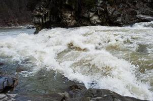 increíble y tormentoso río prut en las montañas de los cárpatos, jaremcze resort, ucrania, europa. foto