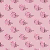 despertadores rosas grandes y pequeños con sombra sobre fondo rosa. larga sombra del sol de verano. patrón de textura transparente. ilustración 3d foto