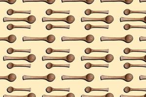 cucharas de madera, vista superior de cucharas de madera aisladas sobre fondo amarillo. fondo de patrón de utensilios de cocina. foto