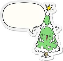 árbol de navidad nevado de dibujos animados y pegatina de cara feliz y burbuja de habla vector