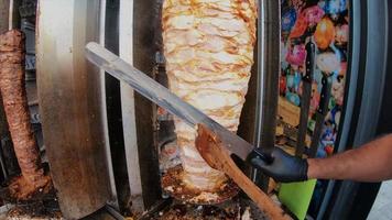 cozinhar e cortar carne shawarma video