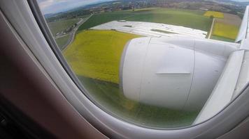 vista de la ventana del aterrizaje del avión aerobús video