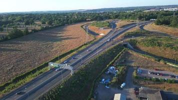 Blick aus der Vogelperspektive auf Luton Airport Junction Interchange der Autobahnen M1 J10 in Luton City of England uk. es ist das bild der verbindung zwischen luton city und london luton airport, das am 11. august 2022 mit drohne erstellt wurde video