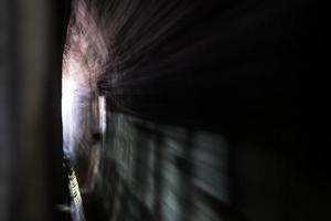 la luz al final del túnel del tren. foto