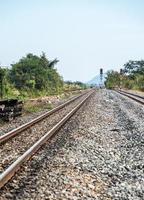 poste de señal de tráfico en el patio del ferrocarril. foto