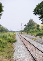 poste de señal de tráfico en el patio del ferrocarril. foto