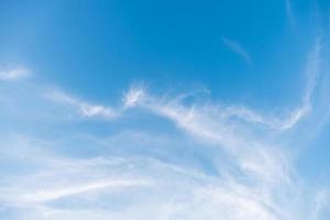 una nube esponjosa flota en el cielo azul claro. foto