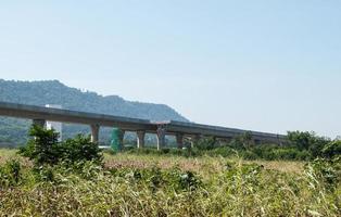 El puente ferroviario elevado del proyecto de doble vía está en construcción. foto