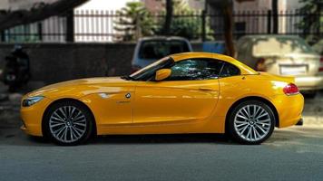 coche bmw amarillo, foto de alta resolución