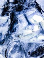 fondo de hielo abstracto, los cubitos de hielo se sienten frescos en los días calurosos, el hielo es indispensable en verano. te ayudará a refrescarte y te hará sentir bien. foto