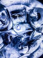 fondo de hielo abstracto, los cubitos de hielo se sienten frescos en los días calurosos, el hielo es indispensable en verano. te ayudará a refrescarte y te hará sentir bien. foto