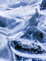 fondo de hielo abstracto, los cubitos de hielo se sienten frescos en los días calurosos, el hielo es indispensable en verano. te ayudará a refrescarte y te hará sentir bien. foto